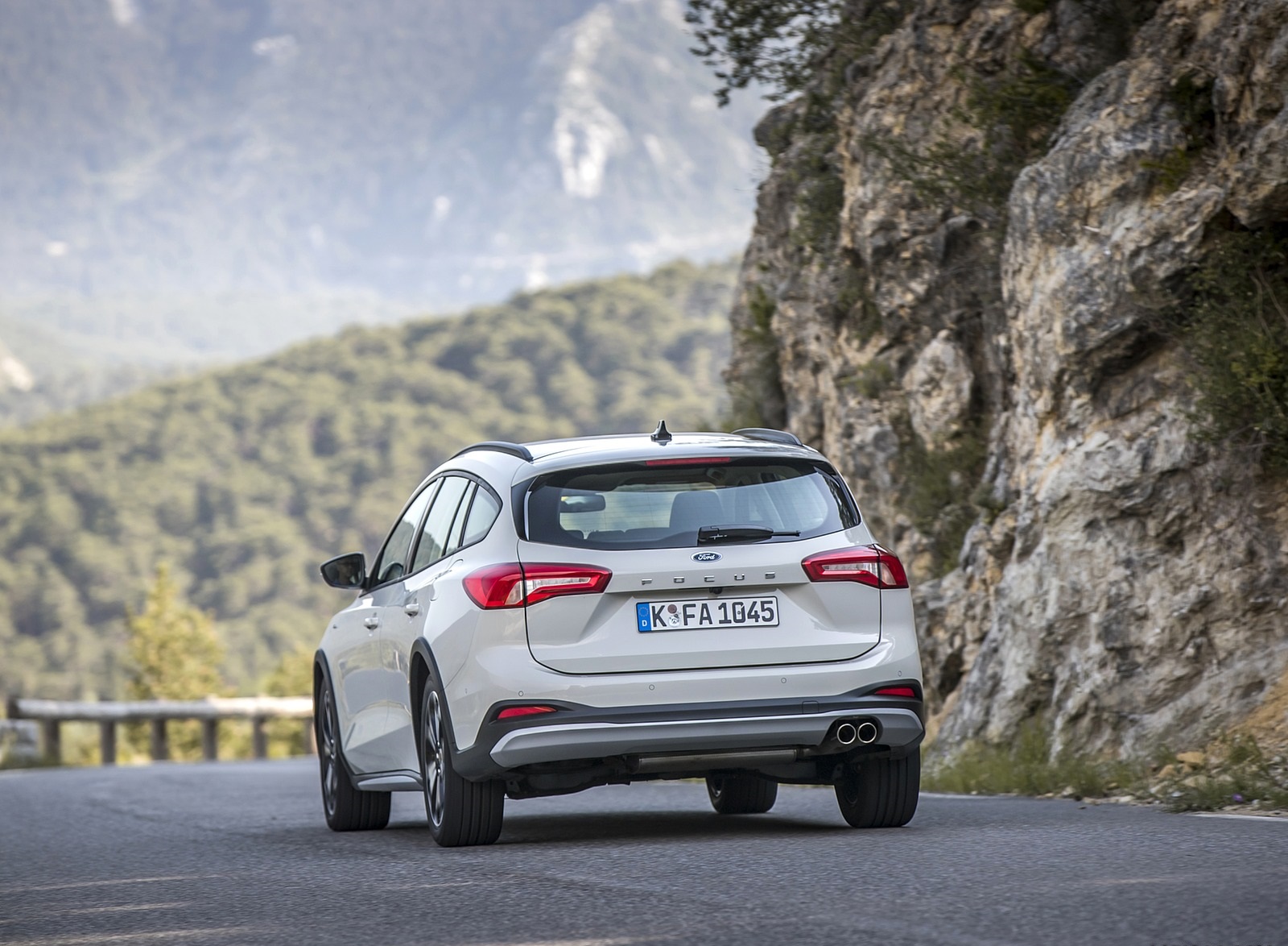 2019 Ford Focus Active Wagon (Color: Metropolis White) Rear Wallpapers (10)