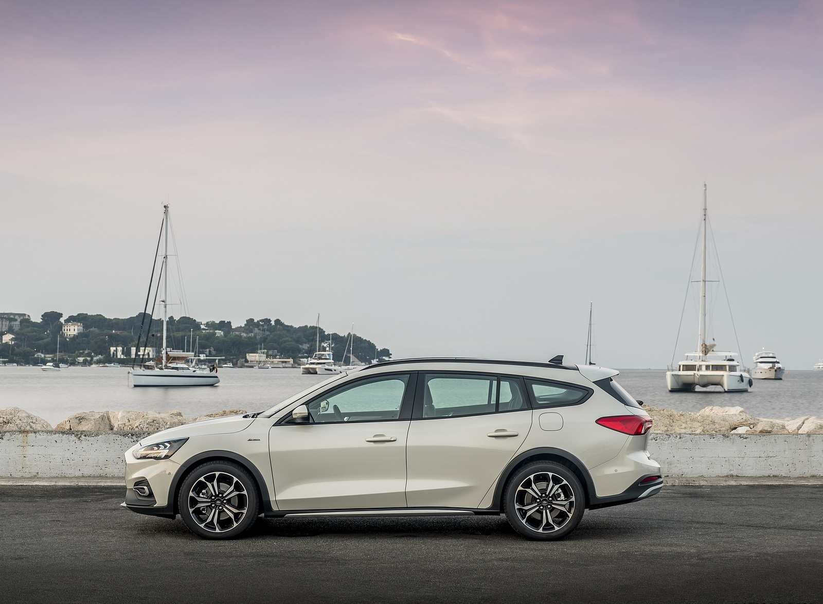 2019 Ford Focus Active Wagon (Color: Metropolis White) Side Wallpapers #24 of 118