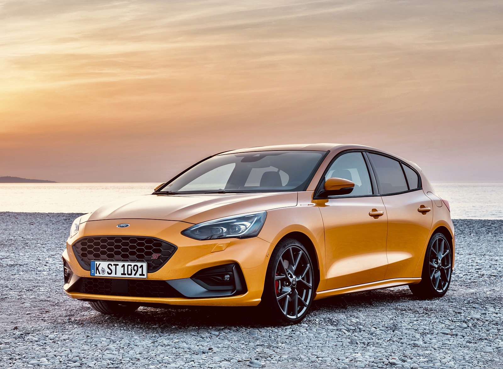 2019 Ford Focus ST (Euro-Spec Color: Orange Fury) Front Three-Quarter Wallpapers #36 of 218