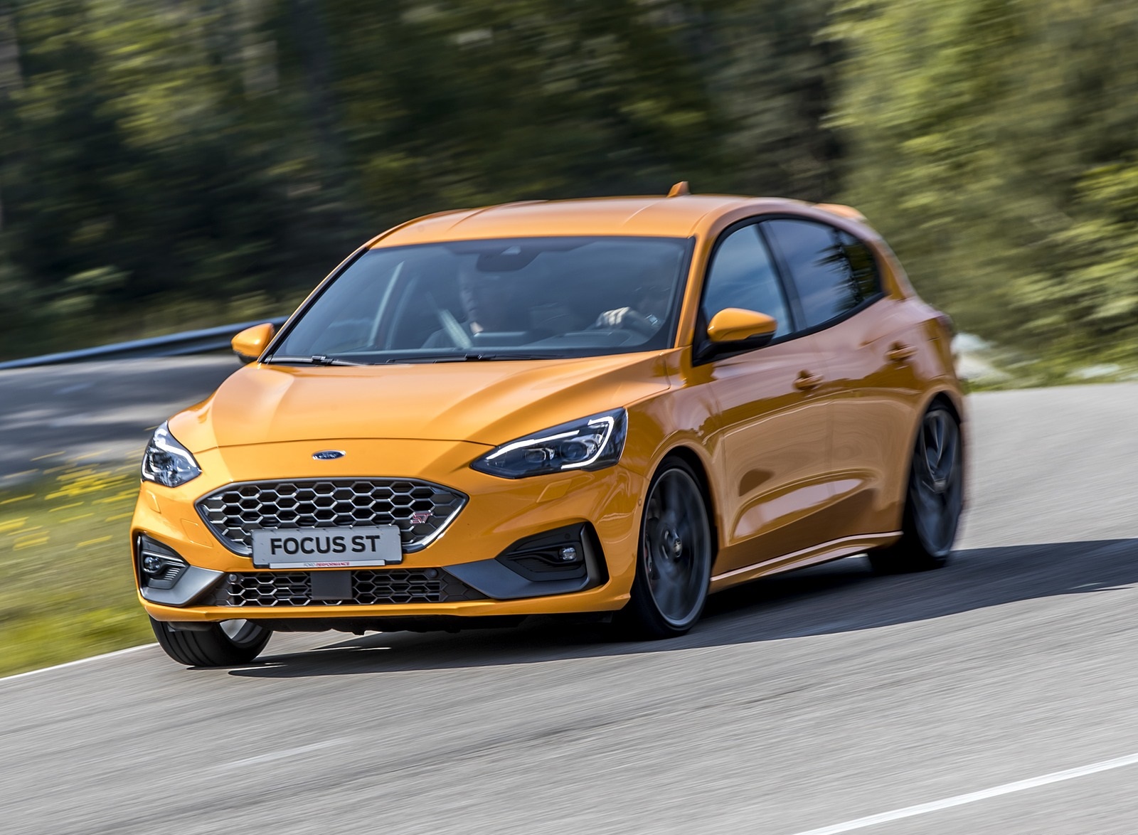 2019 Ford Focus ST (Euro-Spec Color: Orange Fury) Front Three-Quarter Wallpapers #25 of 218