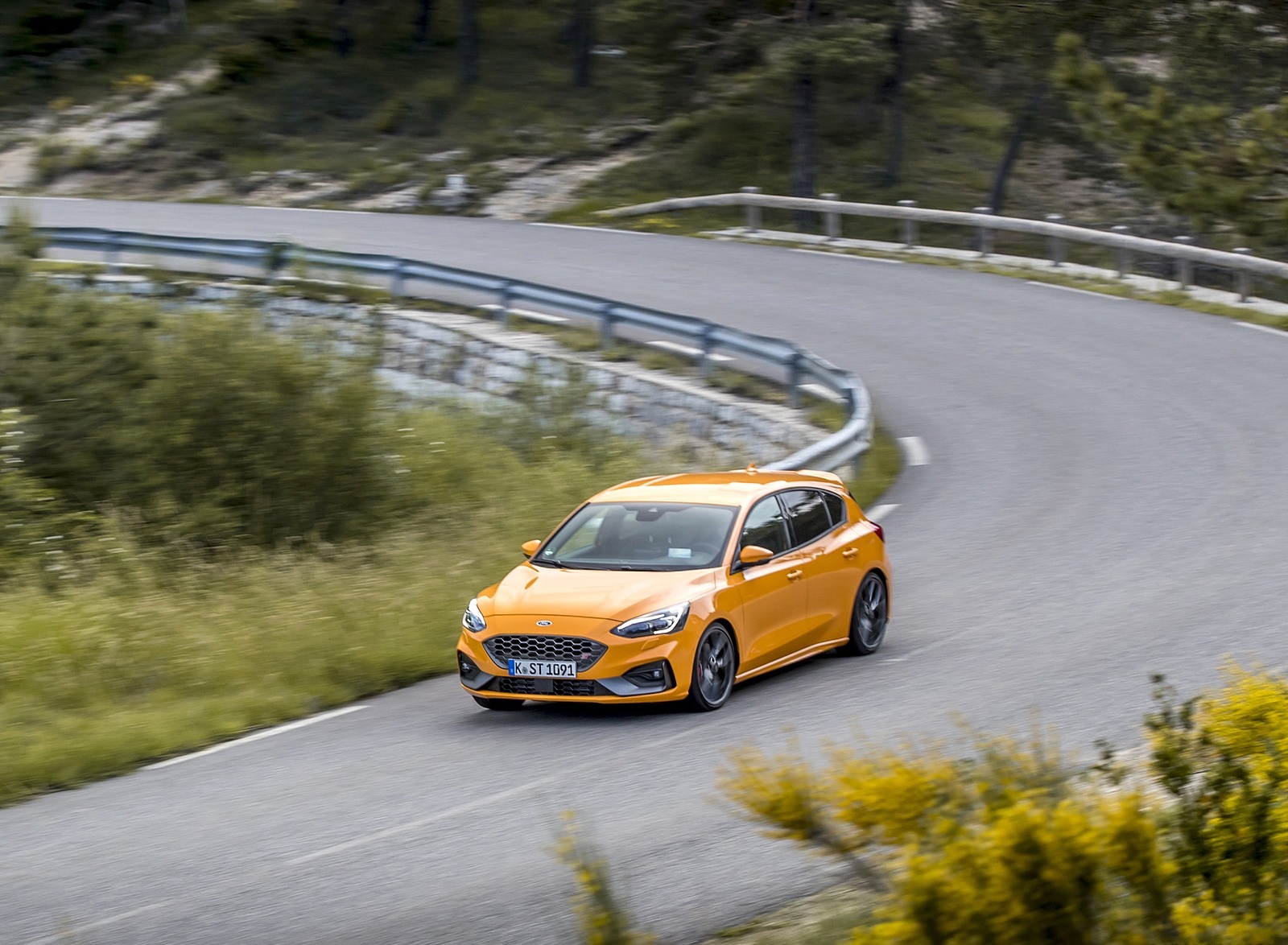 2019 Ford Focus ST (Euro-Spec Color: Orange Fury) Front Three-Quarter Wallpapers #13 of 218