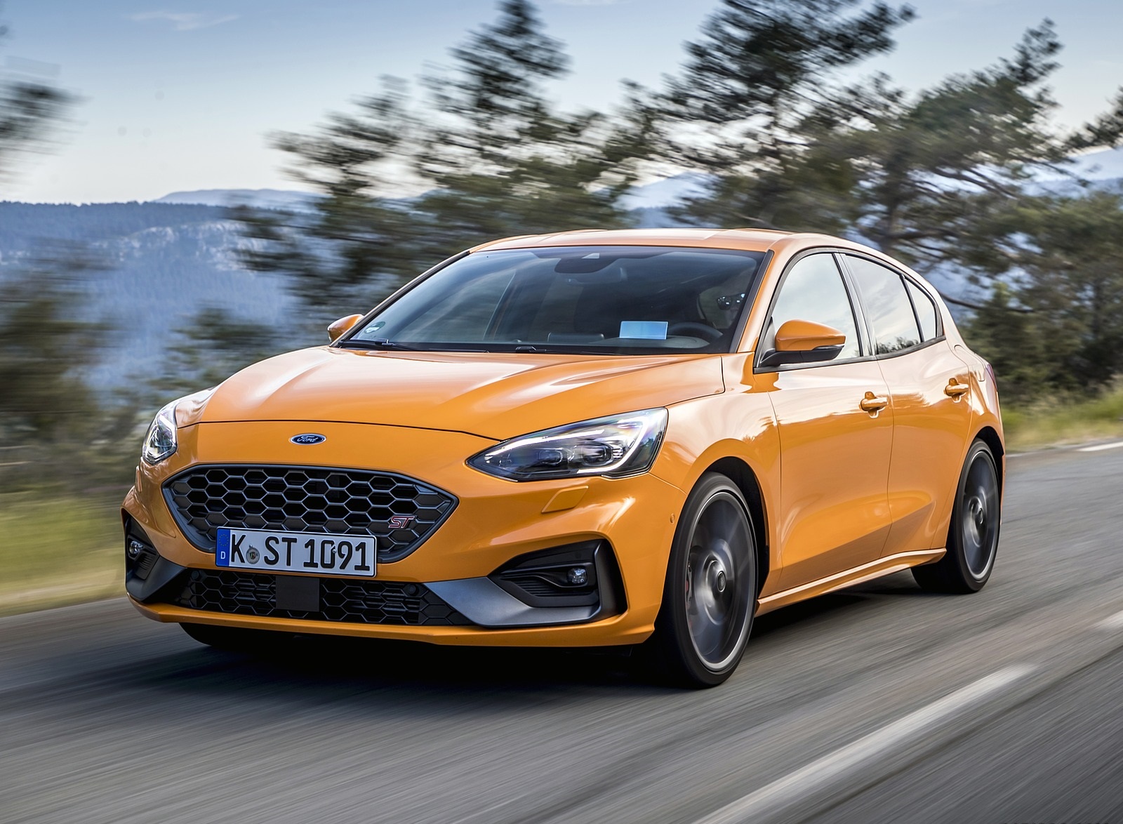 2019 Ford Focus ST (Euro-Spec Color: Orange Fury) Front Three-Quarter Wallpapers #2 of 218