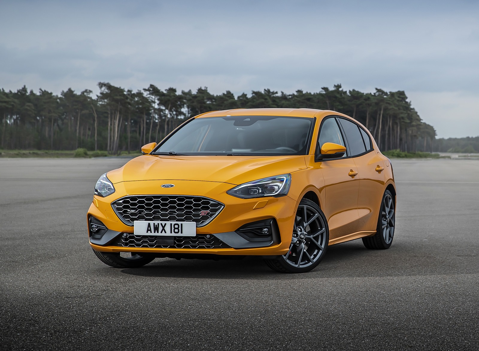 2019 Ford Focus ST (Euro-Spec Color: Orange Fury) Front Three-Quarter Wallpapers #37 of 218