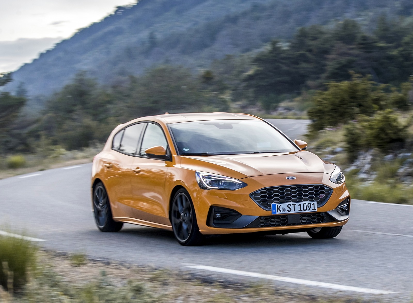 2019 Ford Focus ST (Euro-Spec Color: Orange Fury) Front Three-Quarter Wallpapers #14 of 218