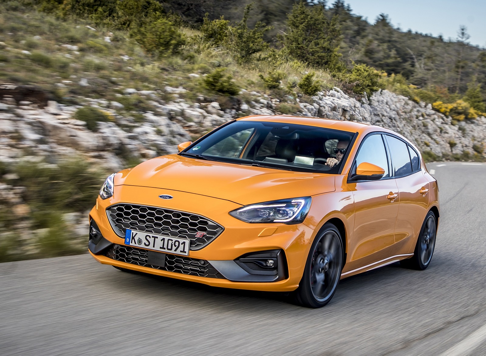 2019 Ford Focus ST (Euro-Spec Color: Orange Fury) Front Three-Quarter Wallpapers (3)
