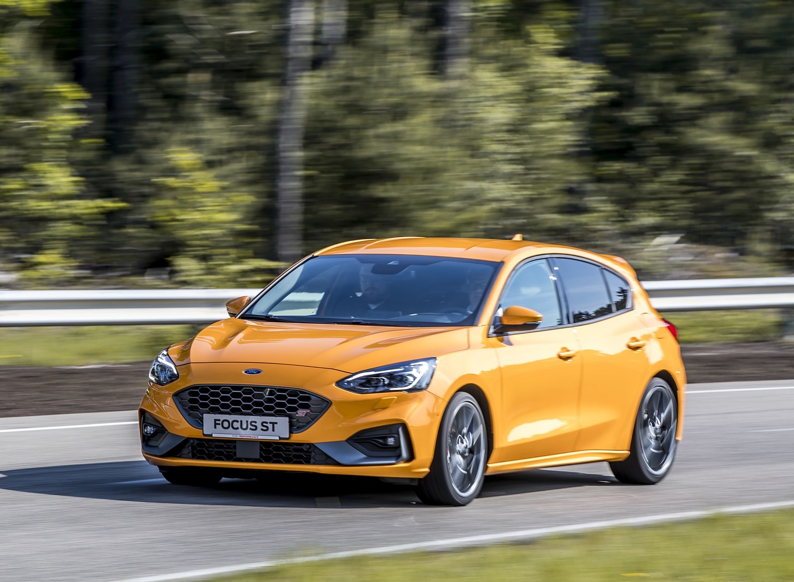 2019 Ford Focus ST (Euro-Spec Color: Orange Fury) Front Three-Quarter Wallpapers #27 of 218