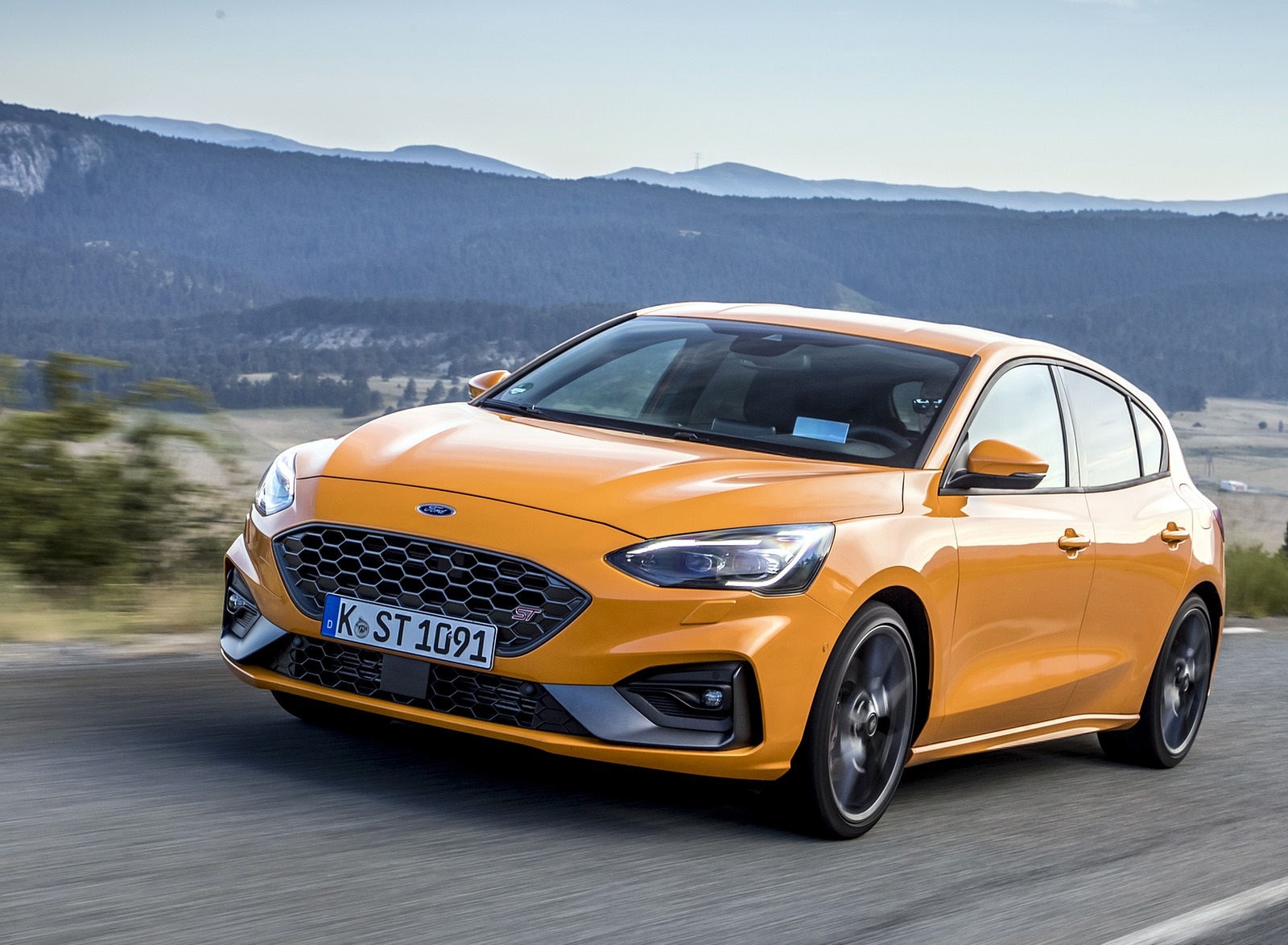 2019 Ford Focus ST (Euro-Spec Color: Orange Fury) Front Three-Quarter Wallpapers (4)