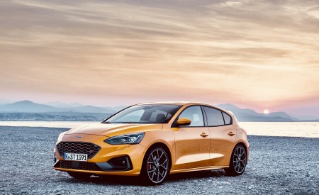 2019 Ford Focus ST (Euro-Spec Color: Orange Fury) Front Three-Quarter Wallpapers 450x275 (38)