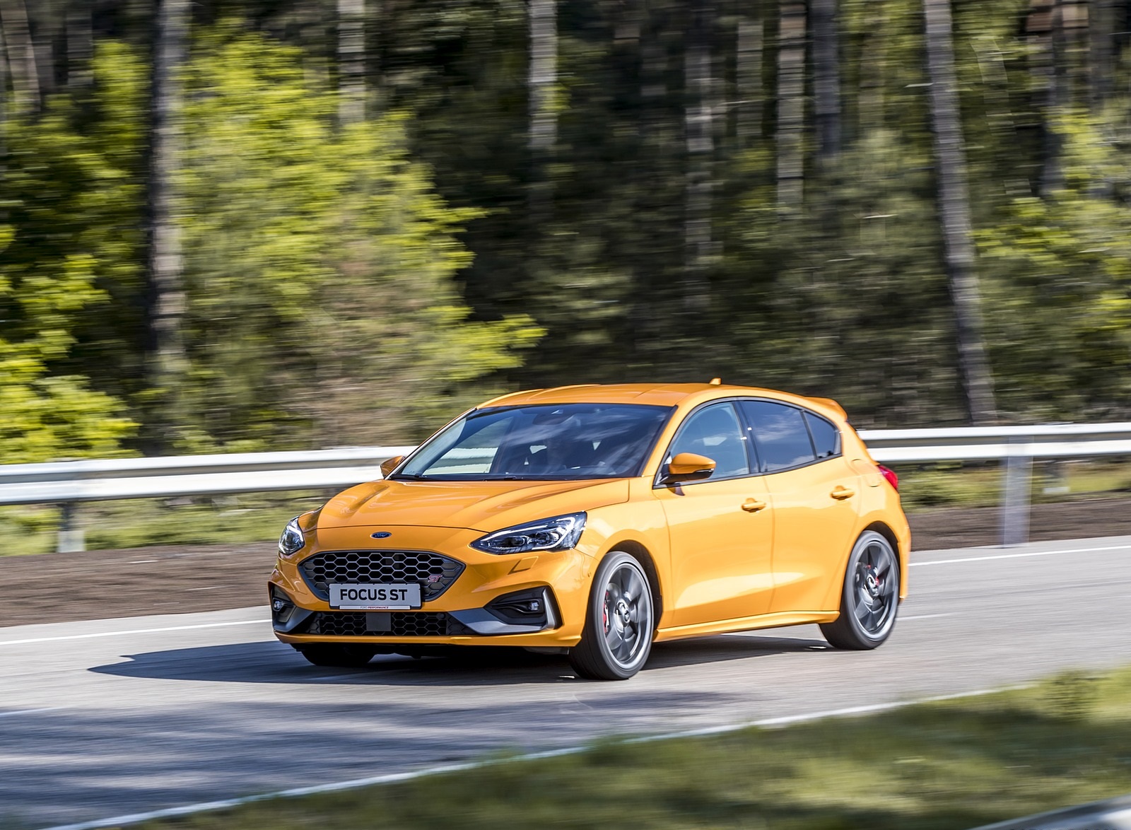2019 Ford Focus ST (Euro-Spec Color: Orange Fury) Front Three-Quarter Wallpapers #29 of 218