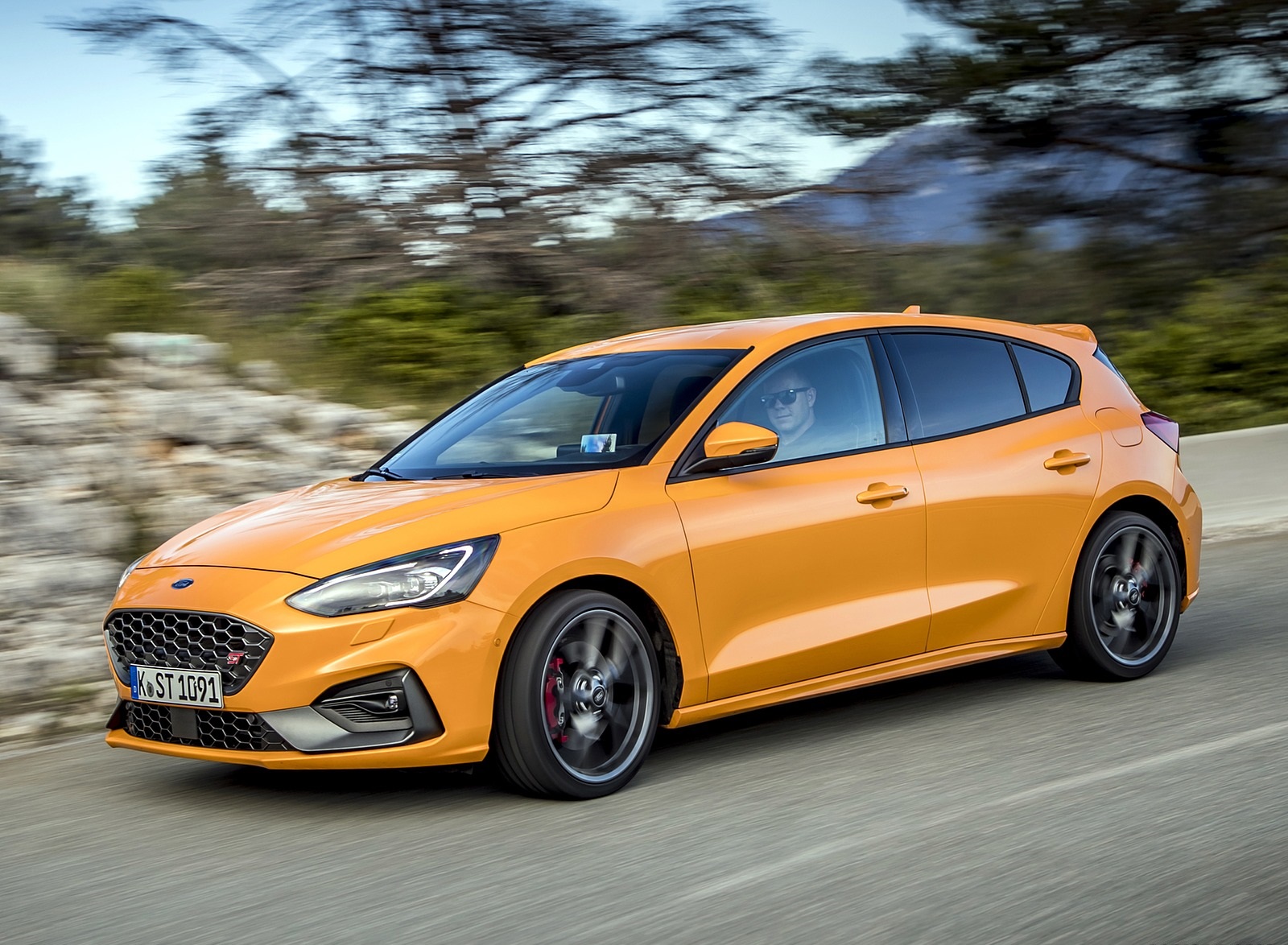 2019 Ford Focus ST (Euro-Spec Color: Orange Fury) Front Three-Quarter Wallpapers #5 of 218