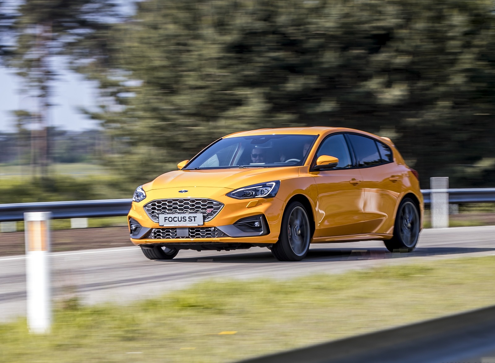 2019 Ford Focus ST (Euro-Spec Color: Orange Fury) Front Three-Quarter Wallpapers #30 of 218