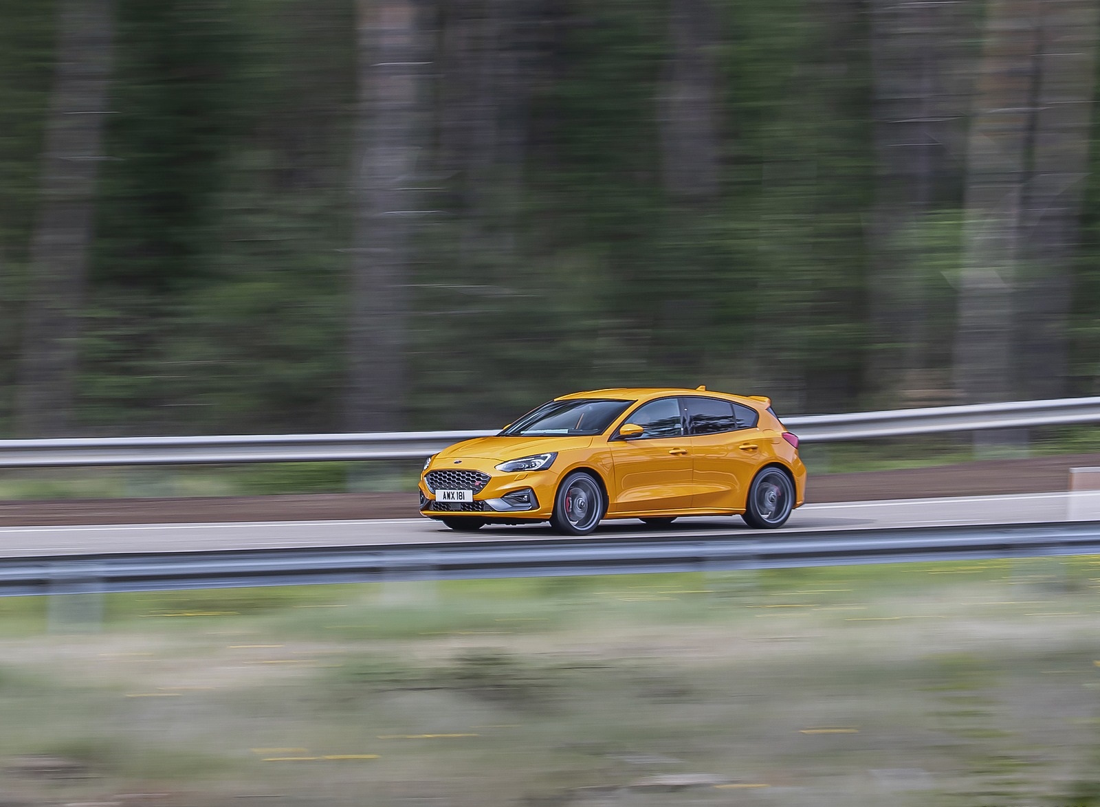2019 Ford Focus ST (Euro-Spec Color: Orange Fury) Front Three-Quarter Wallpapers #31 of 218