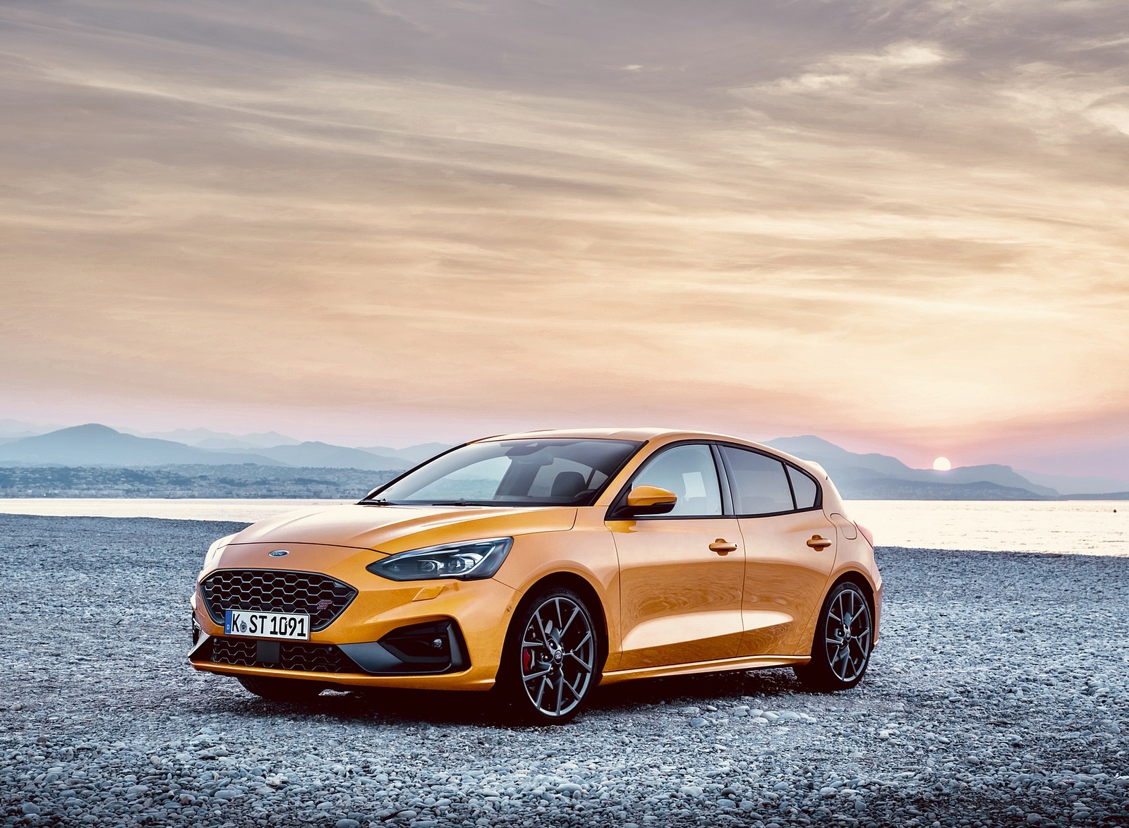 2019 Ford Focus ST (Euro-Spec Color: Orange Fury) Front Three-Quarter Wallpapers #38 of 218