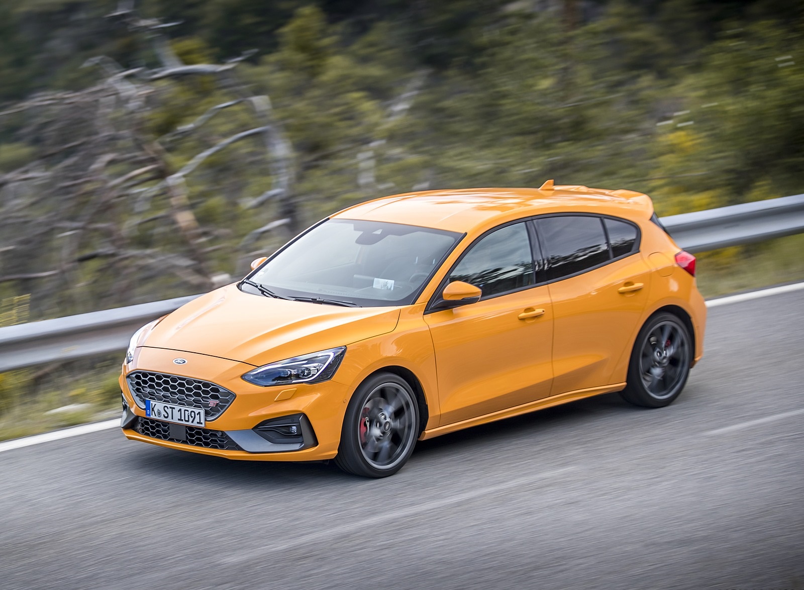2019 Ford Focus ST (Euro-Spec Color: Orange Fury) Front Three-Quarter Wallpapers #32 of 218