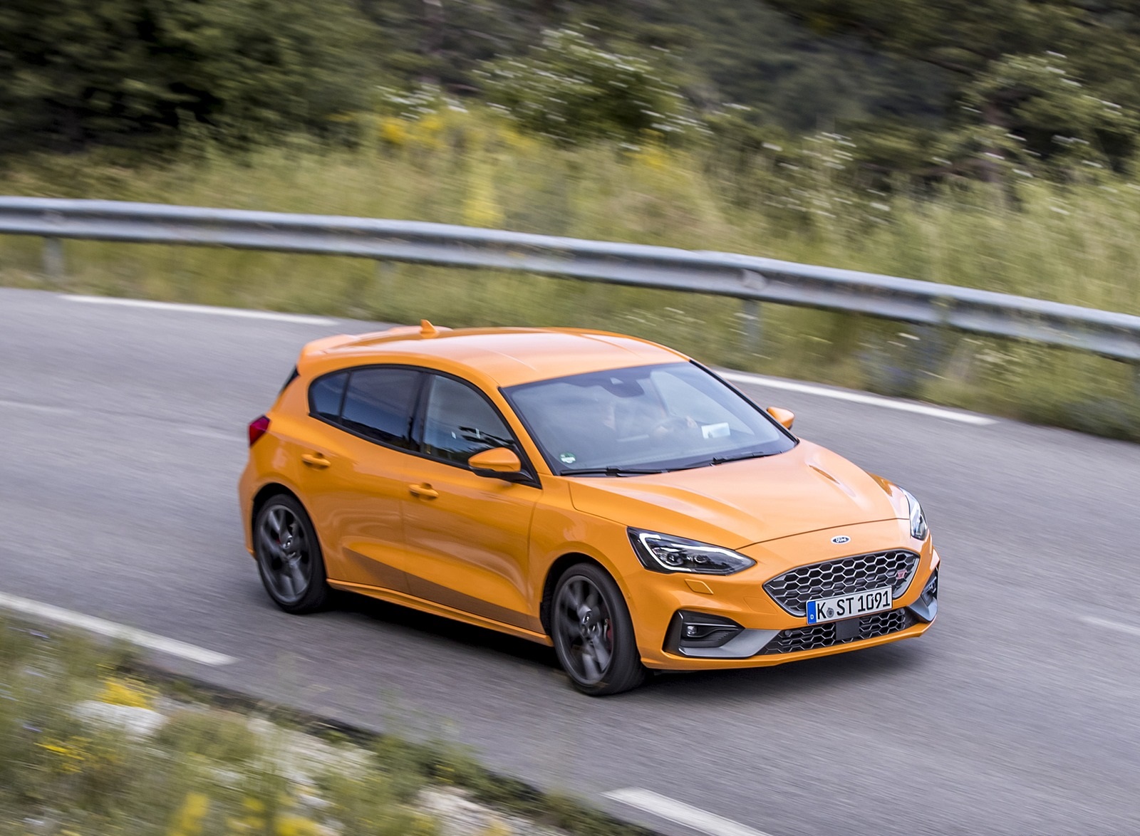 2019 Ford Focus ST (Euro-Spec Color: Orange Fury) Front Three-Quarter Wallpapers #15 of 218