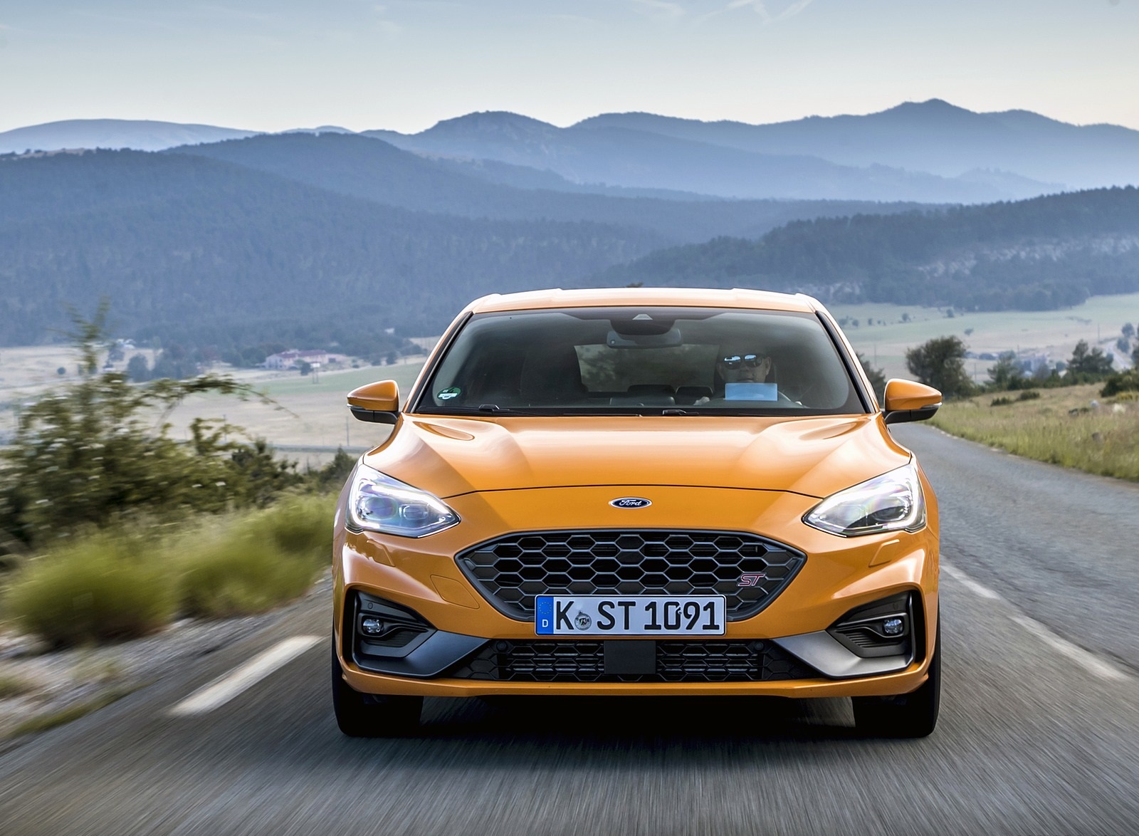 2019 Ford Focus ST (Euro-Spec Color: Orange Fury) Front Wallpapers #7 of 218