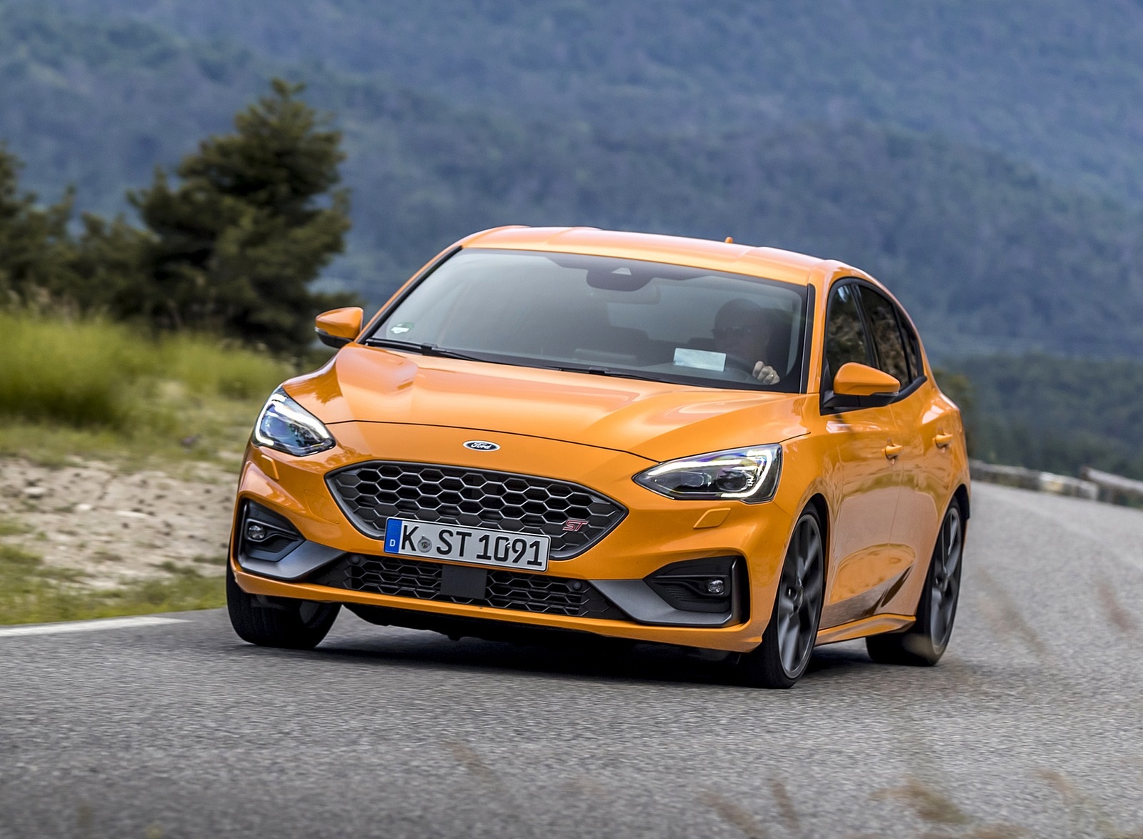 2019 Ford Focus ST (Euro-Spec Color: Orange Fury) Front Wallpapers #17 of 218