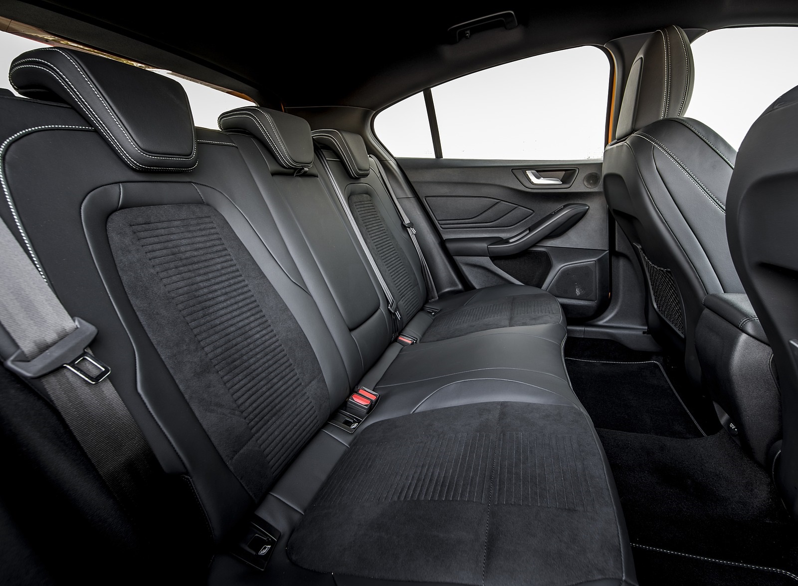 2019 Ford Focus ST (Euro-Spec Color: Orange Fury) Interior Rear Seats Wallpapers #102 of 218