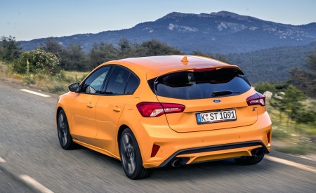 2019 Ford Focus ST (Euro-Spec Color: Orange Fury) Rear Three-Quarter Wallpapers 450x275 (19)