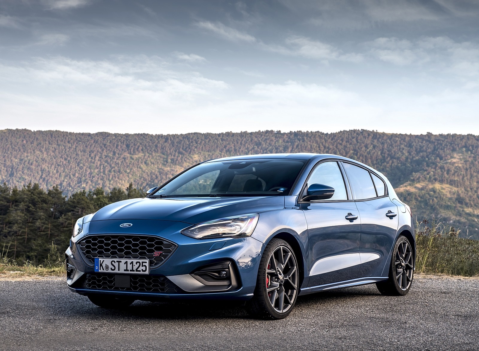 2019 Ford Focus ST (Euro-Spec Color: Performance Blue) Front Three-Quarter Wallpapers #137 of 218
