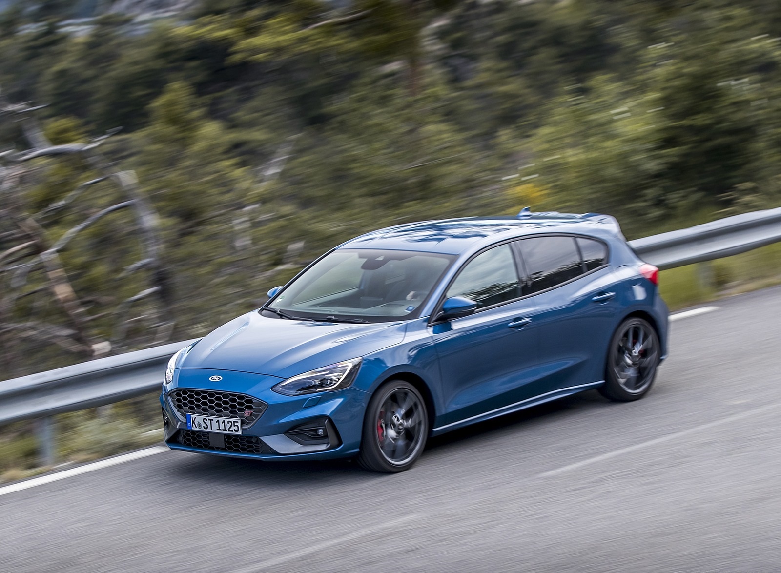 2019 Ford Focus ST (Euro-Spec Color: Performance Blue) Front Three-Quarter Wallpapers #119 of 218