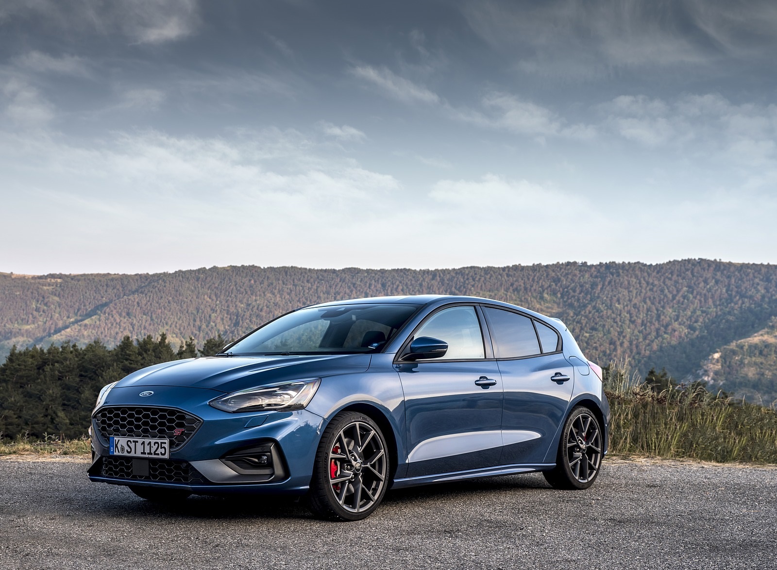 2019 Ford Focus ST (Euro-Spec Color: Performance Blue) Front Three-Quarter Wallpapers #138 of 218