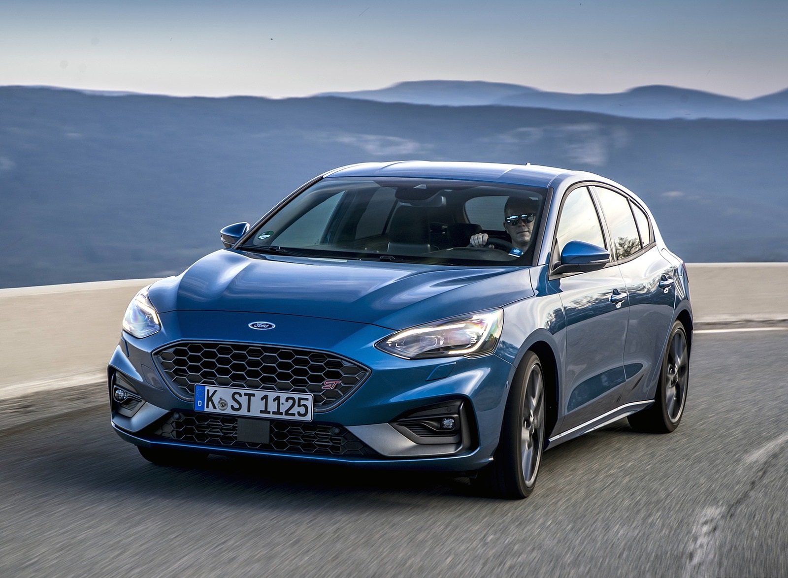 2019 Ford Focus ST (Euro-Spec Color: Performance Blue) Front Three-Quarter Wallpapers #109 of 218