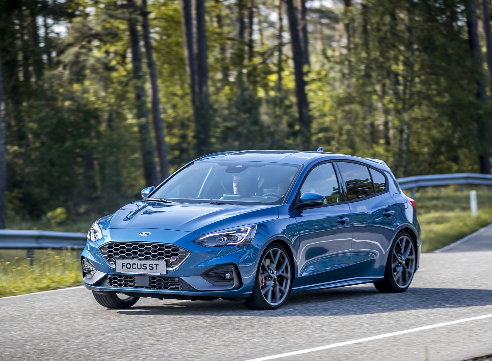 2019 Ford Focus ST (Euro-Spec Color: Performance Blue) Front Three-Quarter Wallpapers #121 of 218