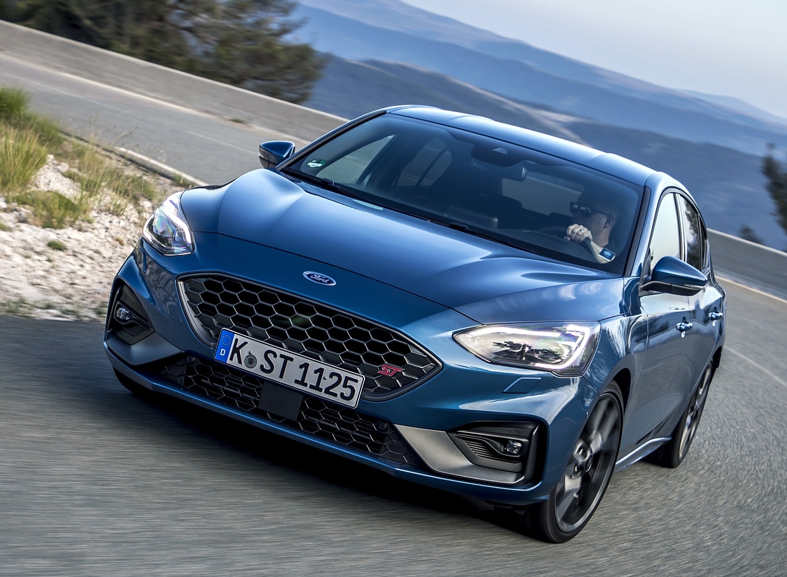 2019 Ford Focus ST (Euro-Spec Color: Performance Blue) Front Three-Quarter Wallpapers #110 of 218