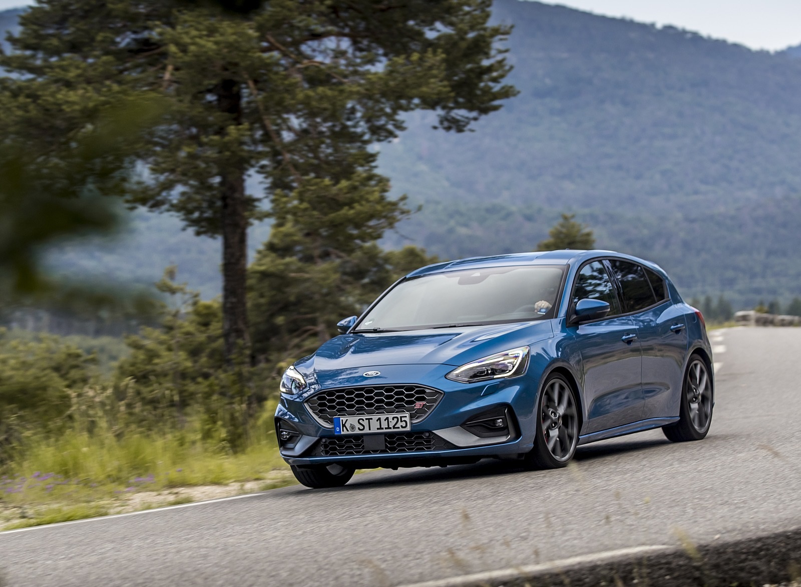 2019 Ford Focus ST (Euro-Spec Color: Performance Blue) Front Three-Quarter Wallpapers #123 of 218