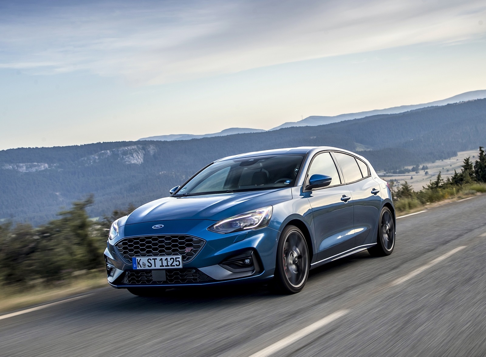 2019 Ford Focus ST (Euro-Spec Color: Performance Blue) Front Three-Quarter Wallpapers #112 of 218