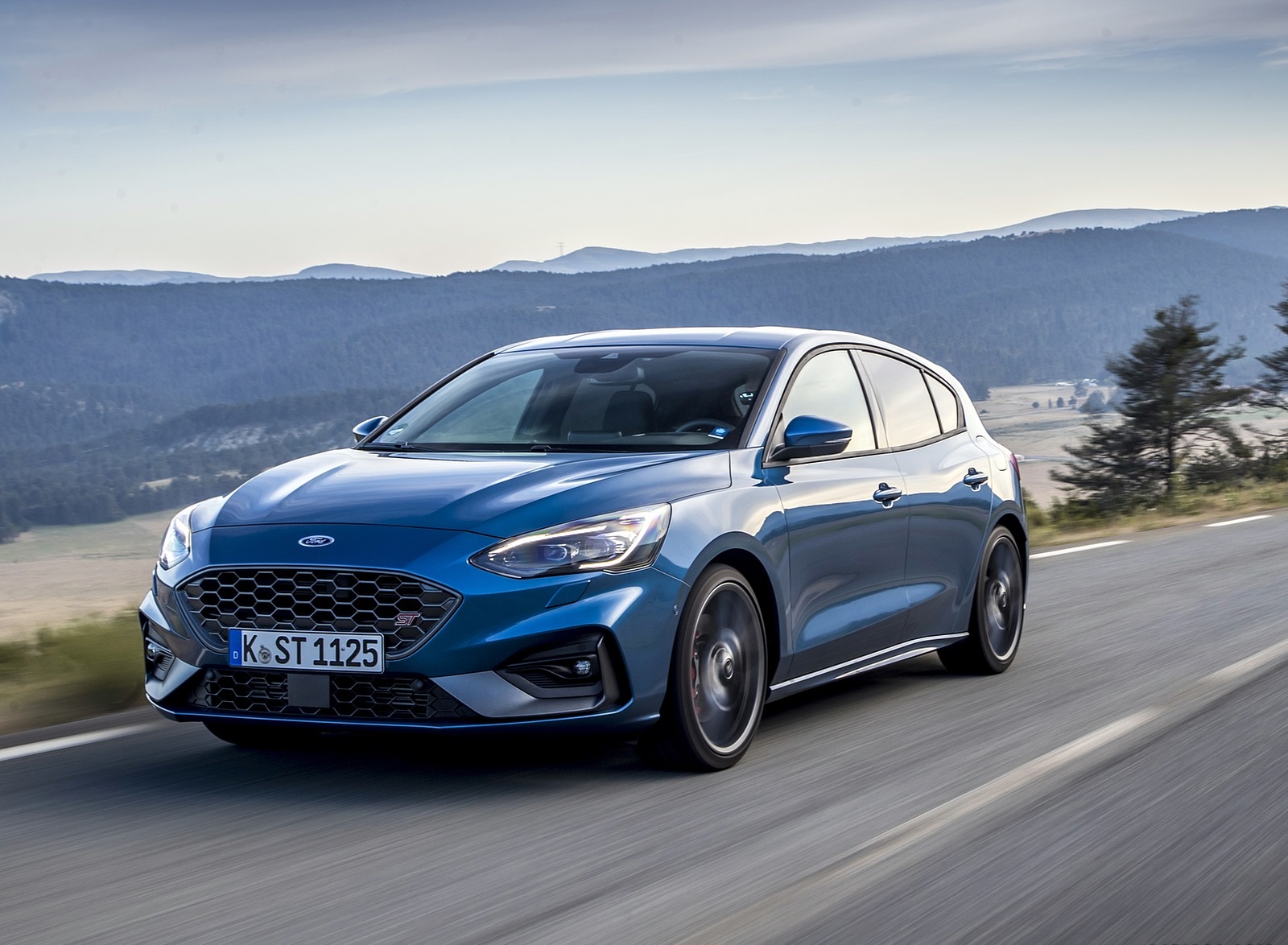 2019 Ford Focus ST (Euro-Spec Color: Performance Blue) Front Three-Quarter Wallpapers #113 of 218