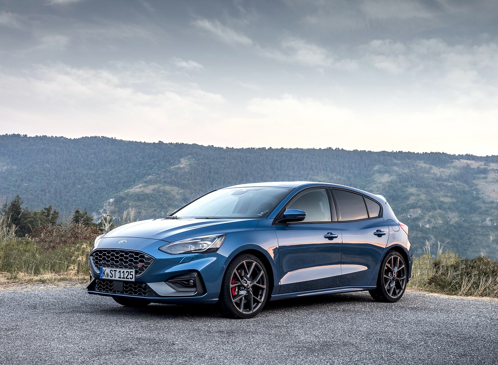 2019 Ford Focus ST (Euro-Spec Color: Performance Blue) Front Three-Quarter Wallpapers #139 of 218
