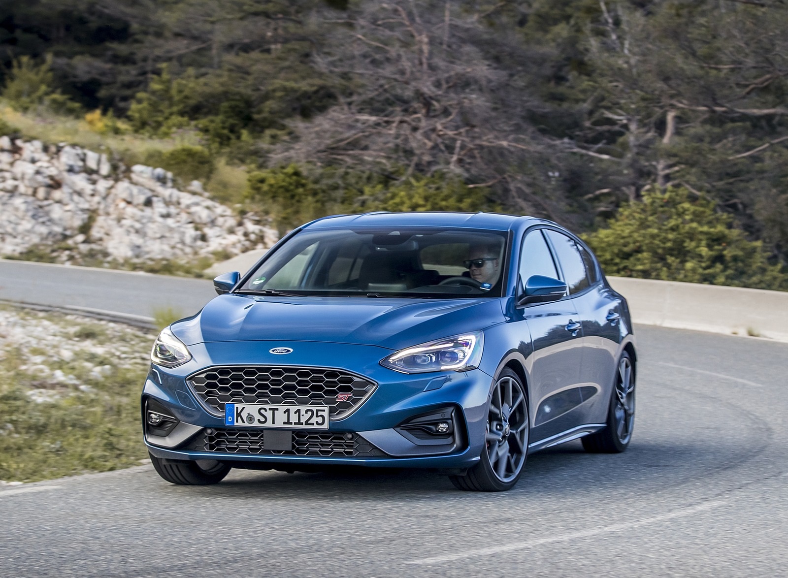 2019 Ford Focus ST (Euro-Spec Color: Performance Blue) Front Three-Quarter Wallpapers #131 of 218