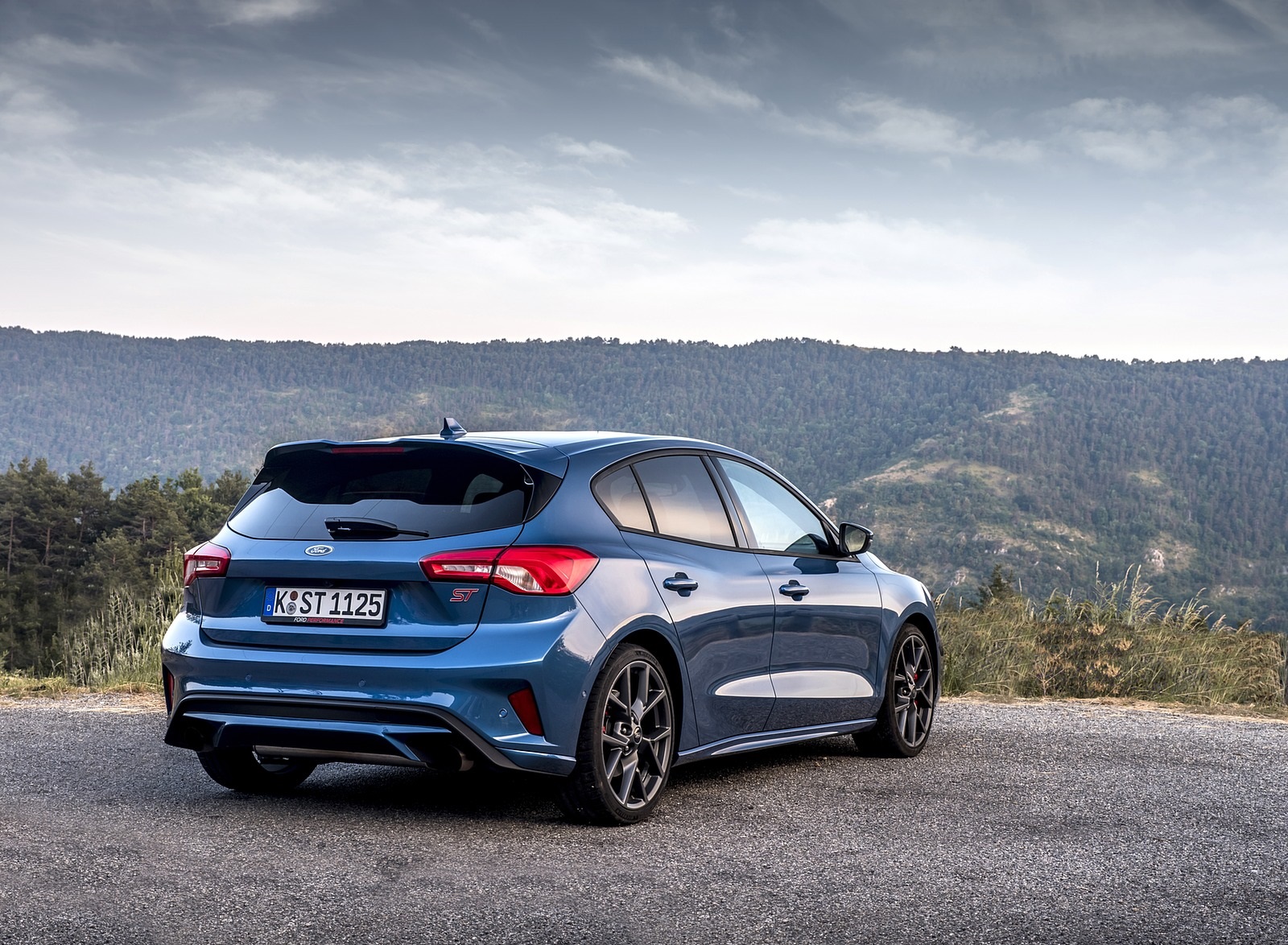 2019 Ford Focus ST (Euro-Spec Color: Performance Blue) Rear Three-Quarter Wallpapers #141 of 218