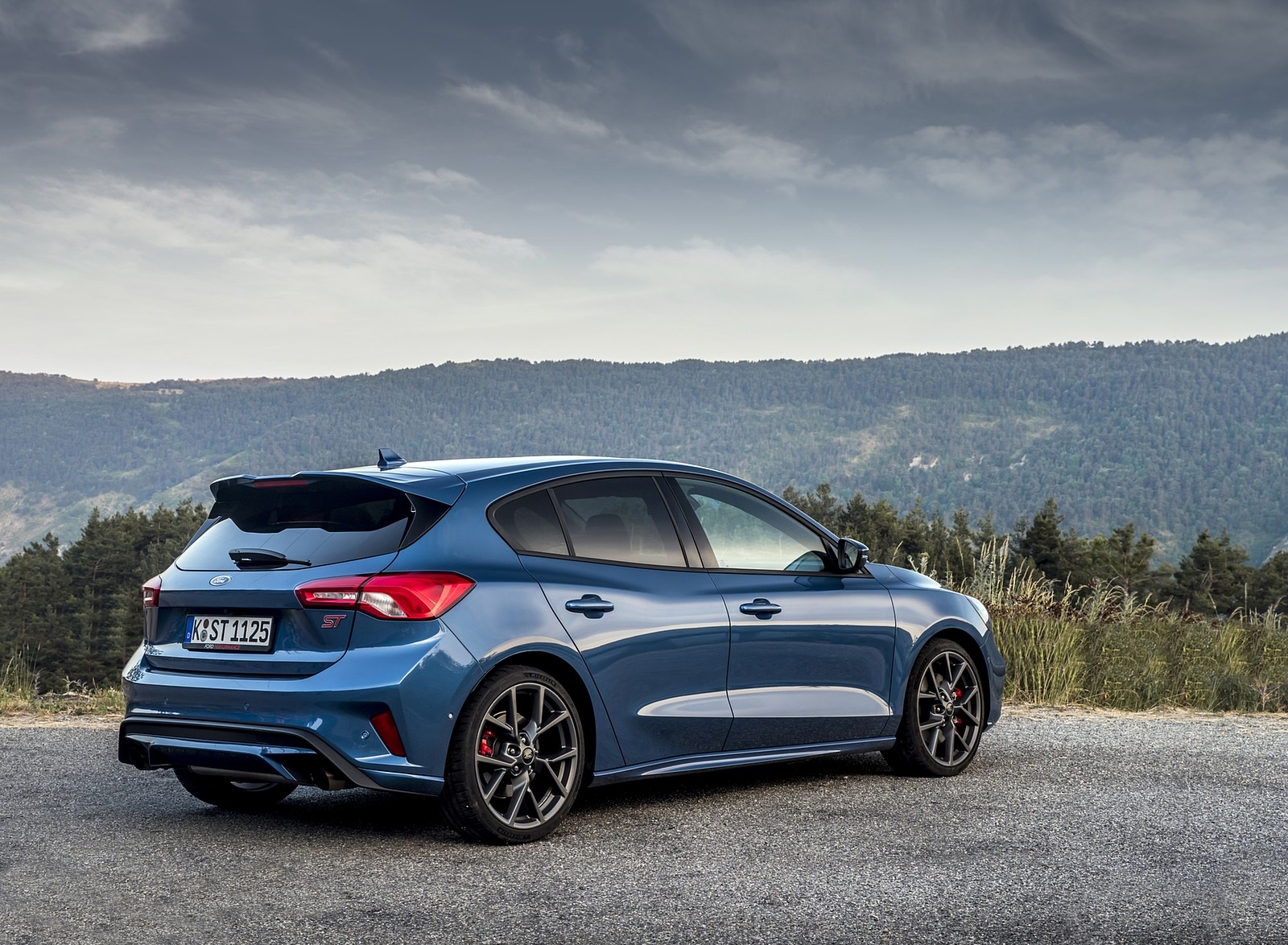 2019 Ford Focus ST (Euro-Spec Color: Performance Blue) Rear Three-Quarter Wallpapers #142 of 218