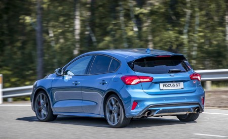 2019 Ford Focus ST (Euro-Spec Color: Performance Blue) Rear Three-Quarter Wallpapers 450x275 (127)