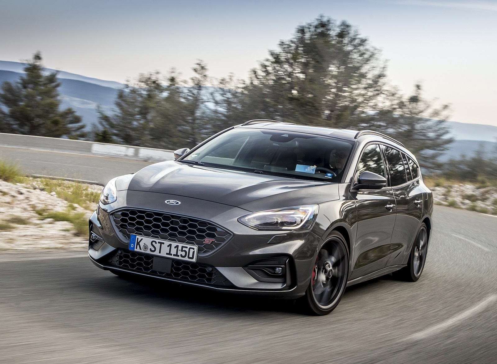 2019 Ford Focus ST Wagon (Euro-Spec Color: Magnetic) Front Three-Quarter Wallpapers #163 of 218