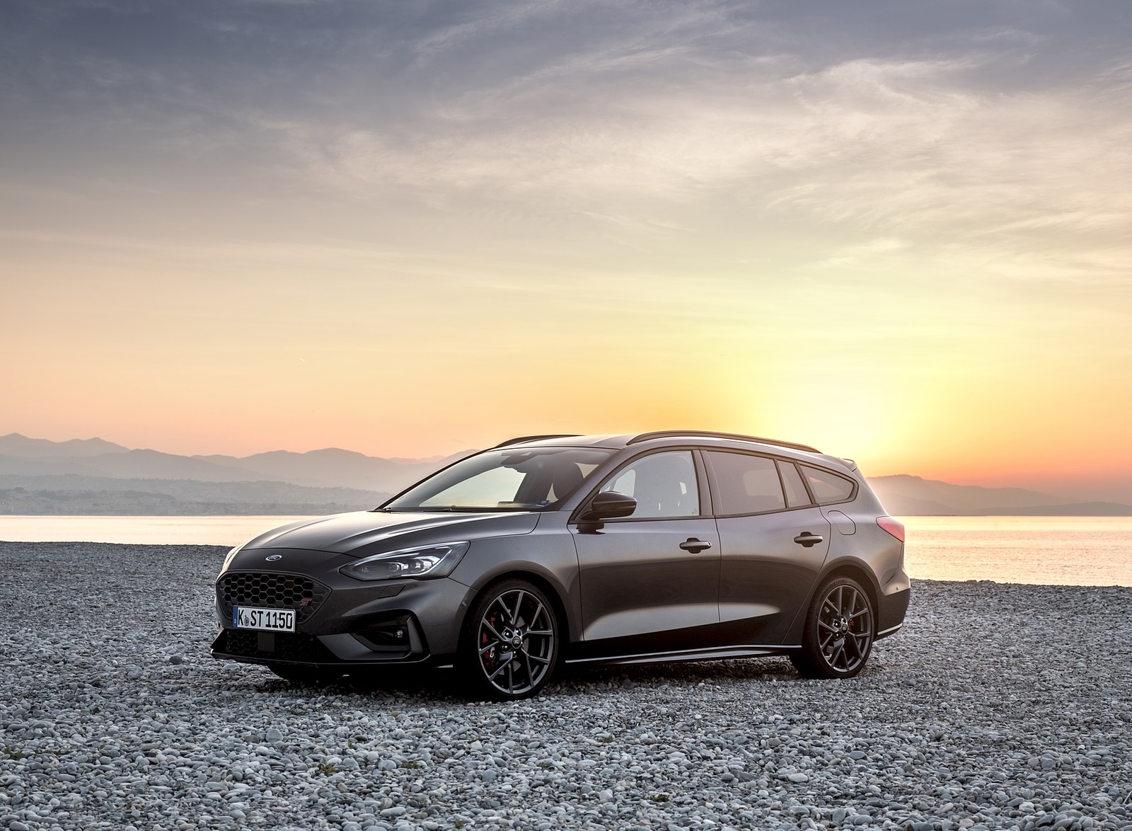 2019 Ford Focus ST Wagon (Euro-Spec Color: Magnetic) Front Three-Quarter Wallpapers #181 of 218