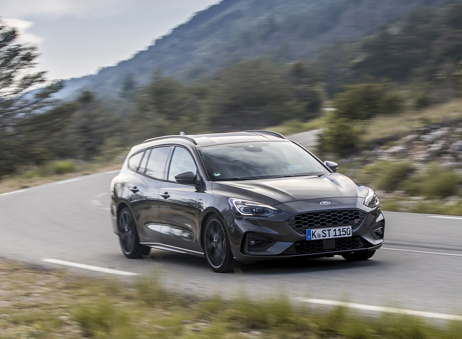 2019 Ford Focus ST Wagon (Euro-Spec Color: Magnetic) Front Three-Quarter Wallpapers #171 of 218