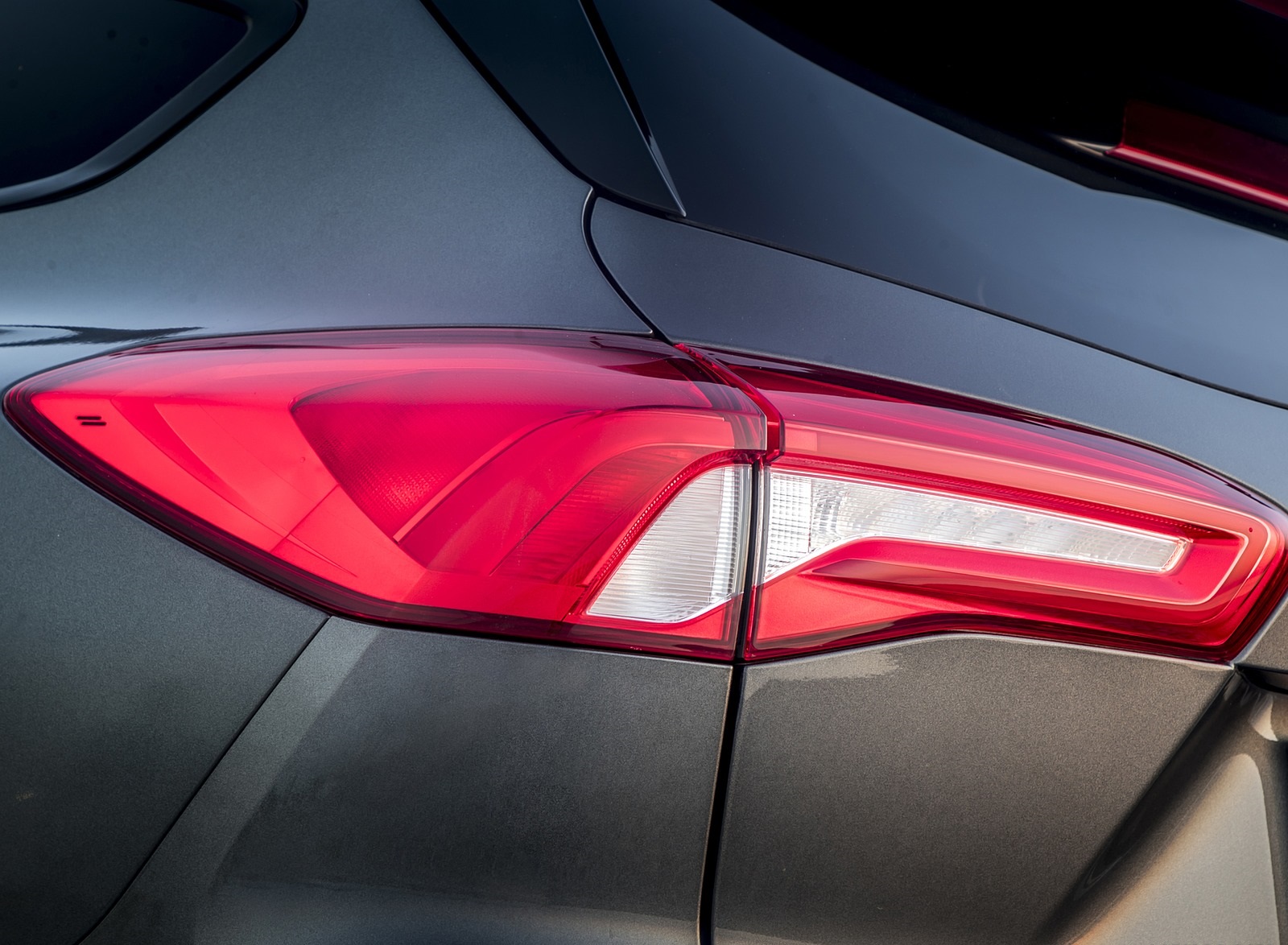 2019 Ford Focus ST Wagon (Euro-Spec Color: Magnetic) Tail Light Wallpapers #189 of 218