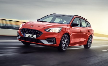 2019 Ford Focus ST Wagon (Euro-Spec) Front Three-Quarter Wallpapers 450x275 (207)