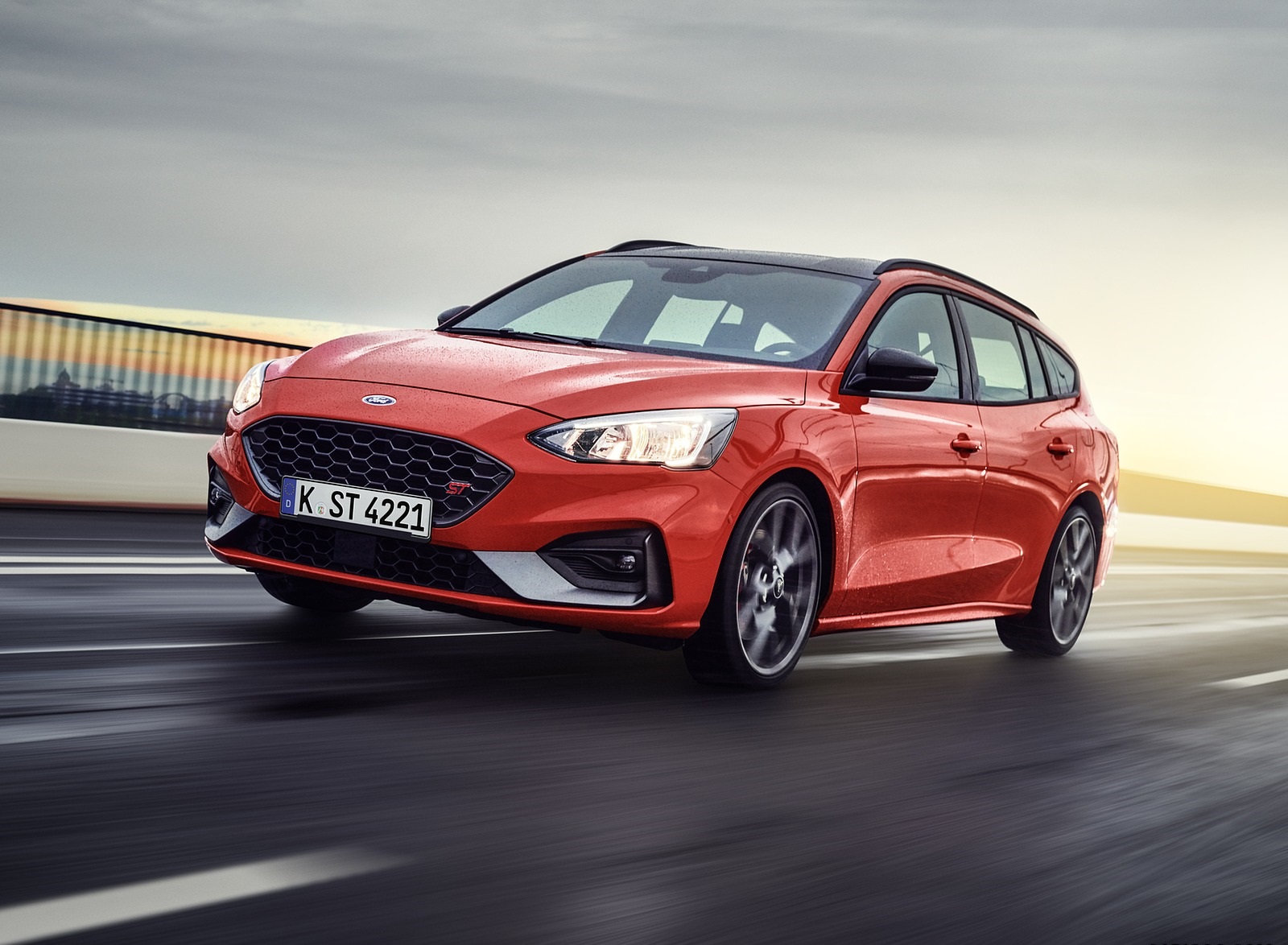 2019 Ford Focus ST Wagon (Euro-Spec) Front Three-Quarter Wallpapers #207 of 218