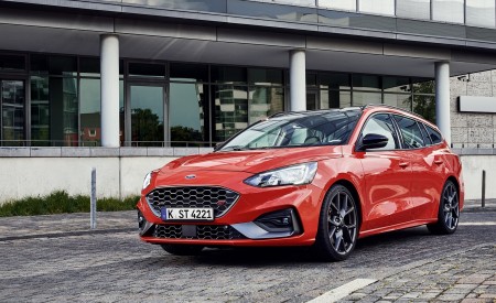 2019 Ford Focus ST Wagon (Euro-Spec) Front Three-Quarter Wallpapers 450x275 (213)
