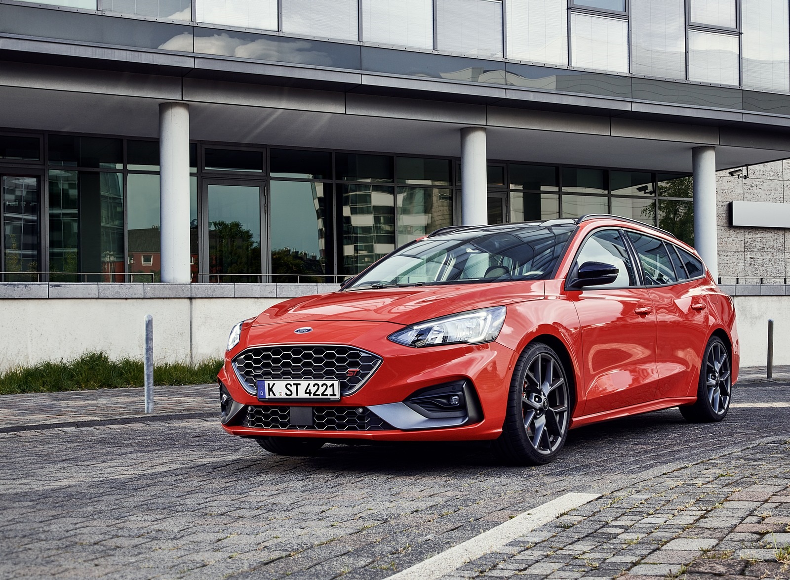 2019 Ford Focus ST Wagon (Euro-Spec) Front Three-Quarter Wallpapers #213 of 218