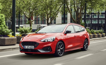 2019 Ford Focus ST Wagon (Euro-Spec) Front Three-Quarter Wallpapers 450x275 (210)