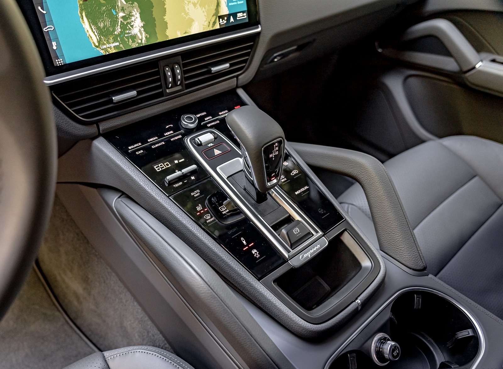 Porsche Cayenne 2018 панель Медиа