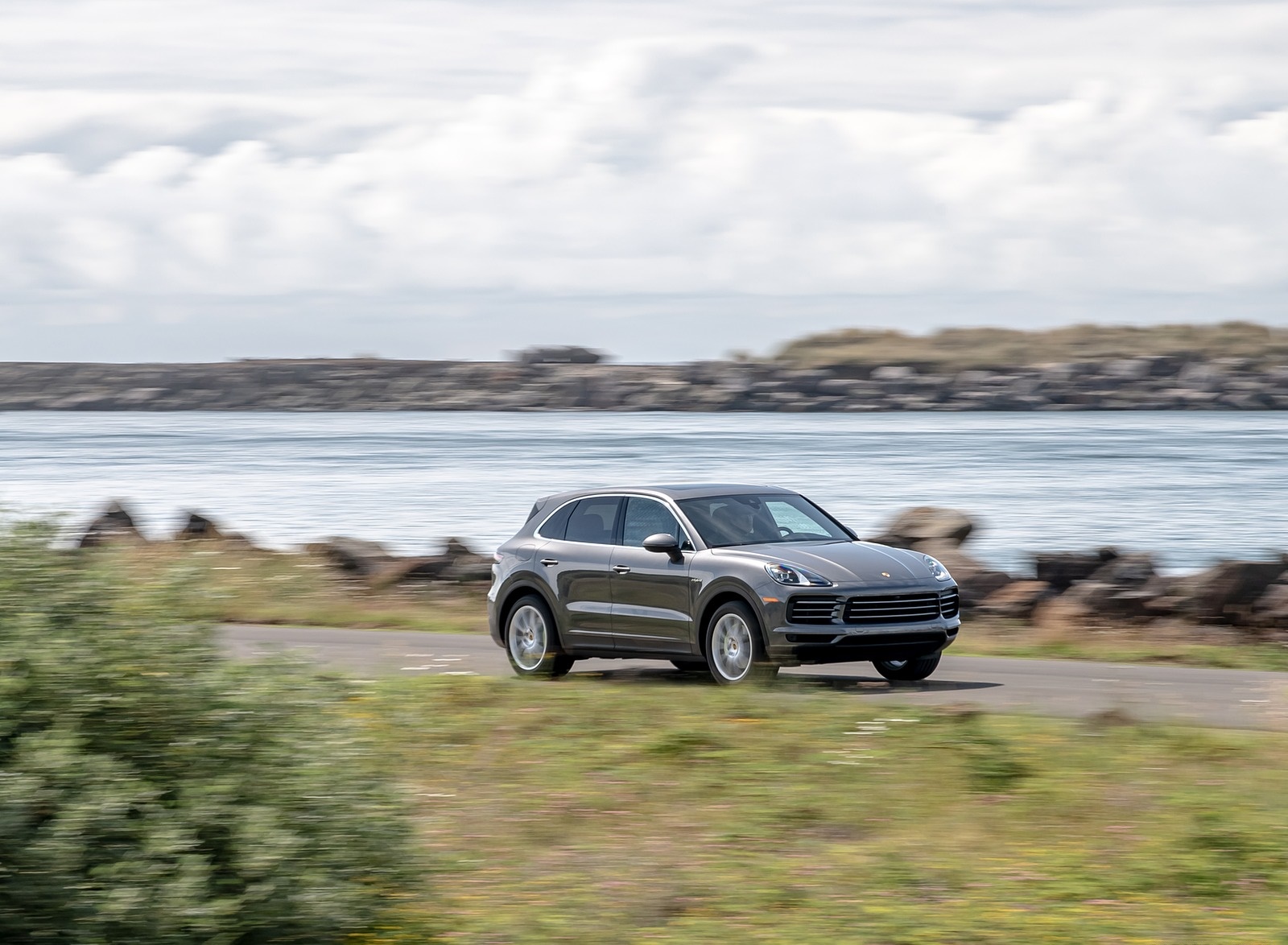 2019 Porsche Cayenne E-Hybrid (US-Spec) Front Three-Quarter Wallpapers #2 of 37