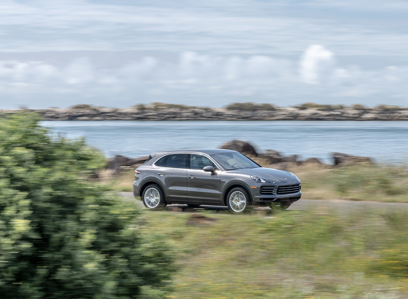 2019 Porsche Cayenne E-Hybrid (US-Spec) Front Three-Quarter Wallpapers #5 of 37