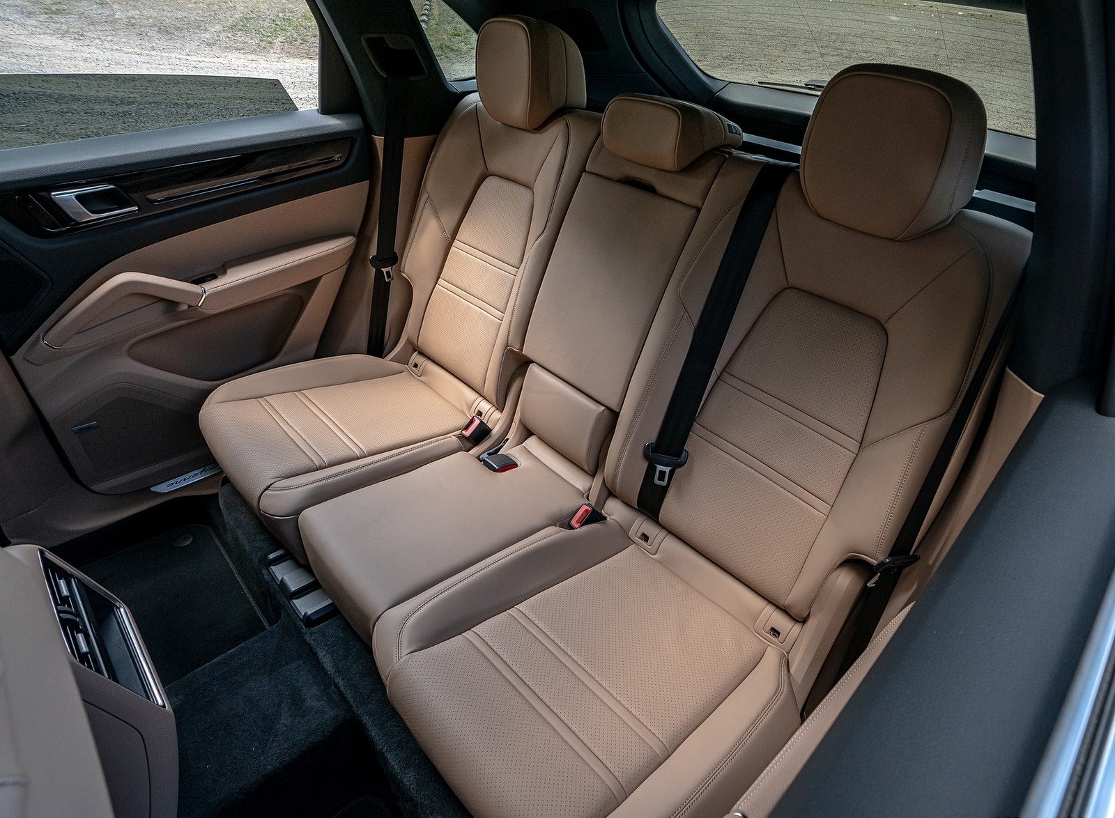 2019 Porsche Cayenne E-Hybrid (US-Spec) Interior Rear Seats Wallpapers #29 of 37
